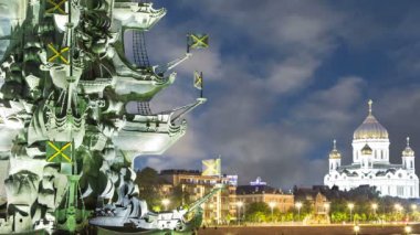 Moskova, Rusya 01 Ağustos 2018: Moskova (Moskva) Nehri Dolgu ve Peter büyük heykel, Moskova, Rusya (gece)