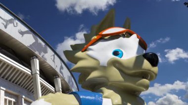 Moskova, Rusya 10 Ağustos 2018: 2018 yılında Rusya--kurt Zabivaka Dünya Kupası ve Luzhniki Olimpiyat karmaşık--2018 Dünya Kupası için stadyum resmi maskotu. Moskova 