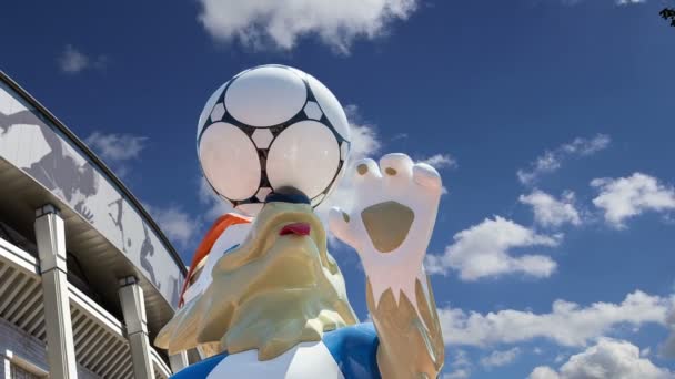 莫斯科 俄罗斯 2018年8月10日 2018 世界杯在俄罗斯的官方吉祥物 Zabivaka 和卢日尼基奥林匹克综合体 2018 国际足联世界杯体育场 莫斯科 — 图库视频影像