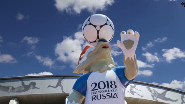Москва Россия Августа 2018 Года Официальный Талисман Чемпионата Мира Футболу — стоковое видео