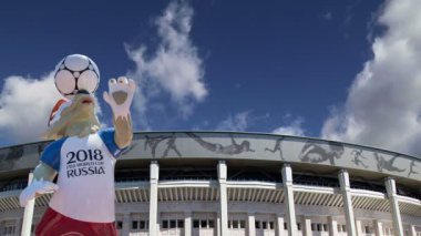 Moskova, Rusya 10 Ağustos 2018: 2018 yılında Rusya--kurt Zabivaka Dünya Kupası ve Luzhniki Olimpiyat karmaşık--2018 Dünya Kupası için stadyum resmi maskotu. Moskova