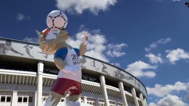 Moskova, Rusya 10 Ağustos 2018: 2018 yılında Rusya--kurt Zabivaka Dünya Kupası ve Luzhniki Olimpiyat karmaşık--2018 Dünya Kupası için stadyum resmi maskotu. Moskova
