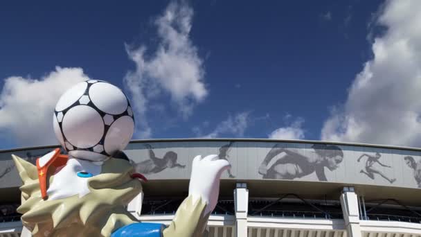 莫斯科 俄罗斯 2018年8月10日 2018 世界杯在俄罗斯的官方吉祥物 Zabivaka 和卢日尼基奥林匹克综合体 2018 国际足联世界杯体育场 莫斯科 — 图库视频影像