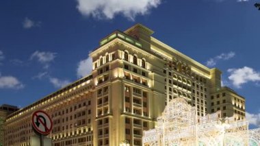 Moskova, Rusya - 04 Ocak 2018: Noel ve yeni yıl tatilleri aydınlatma ve Four Seasons Hotel geceleri. Moskova. Rusya