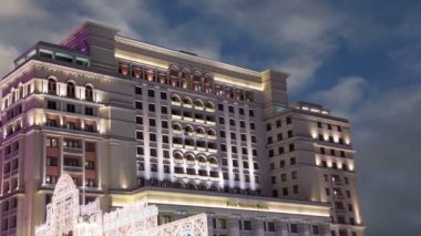 Moskova, Rusya - 04 Ocak 2018: Noel ve yeni yıl tatilleri aydınlatma ve Four Seasons Hotel geceleri. Moskova. Rusya