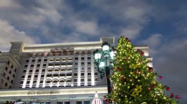Moskova, Rusya - 04 Ocak 2018: Noel ve yeni yıl tatilleri aydınlatma ve Four Seasons Hotel geceleri. Moskova. Rusya