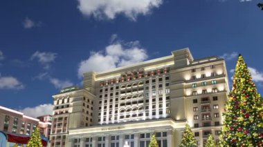 Moskova, Rusya - 04 Ocak 2018: Noel ve yeni yıl tatilleri aydınlatma ve Four Seasons Hotel geceleri. Moskova. Rusya