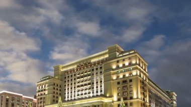 Moskova, Rusya - 04 Ocak 2018: Noel ve yeni yıl tatilleri aydınlatma ve Four Seasons Hotel geceleri. Moskova. Rusya