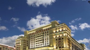 Moskova, Rusya - 04 Ocak 2018: Noel ve yeni yıl tatilleri aydınlatma ve Four Seasons Hotel geceleri. Moskova. Rusya