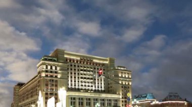 Moskova, Rusya - 04 Ocak 2018: Noel ve yeni yıl tatilleri aydınlatma ve Four Seasons Hotel geceleri. Moskova. Rusya