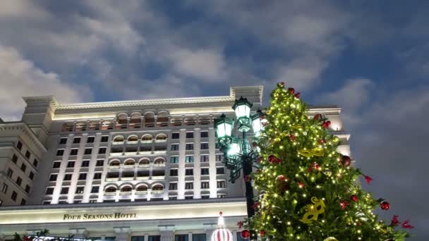 Moscú Rusia Enero 2018 Iluminación Navidad Año Nuevo Hotel Four — Vídeos de Stock