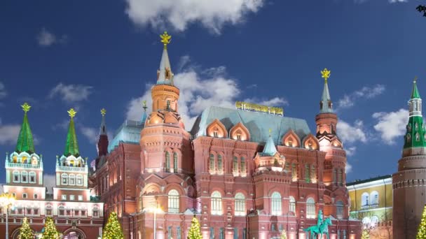 モスクワ ロシア連邦 2018 イルミネーション と夜では モスクワのクレムリンの近く国立歴史博物館 ロシア語で碑文 — ストック動画