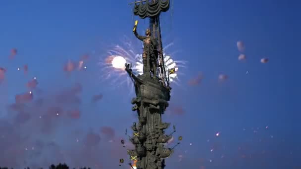 ズラブ ツェレテリのグルジアのデザイナーによって設計されていたし 1997 年に建立された総裁 モスクワ 河川堤防上 2018 ロシアのモスクワ 花火とピーター デンマーク — ストック動画