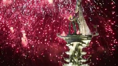 Moskova (Moskva) Nehri setin üzerine Moskova, Rusya 01 Ağustos 2018: Fireworks ve Peter büyük heykel, Moskova, Rusya (gece)--Gürcü Zurab Tsereteli tasarımcı tarafından tasarlanan ve 1997 yılında inşa edilmiştir