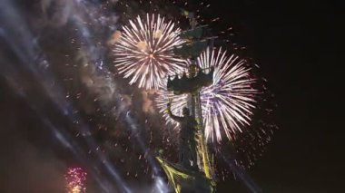 Moskova (Moskva) Nehri setin üzerine Moskova, Rusya 01 Ağustos 2018: Fireworks ve Peter büyük heykel, Moskova, Rusya (gece)--Gürcü Zurab Tsereteli tasarımcı tarafından tasarlanan ve 1997 yılında inşa edilmiştir