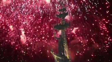 Moskova (Moskva) Nehri setin üzerine Moskova, Rusya 01 Ağustos 2018: Fireworks ve Peter büyük heykel, Moskova, Rusya (gece)--Gürcü Zurab Tsereteli tasarımcı tarafından tasarlanan ve 1997 yılında inşa edilmiştir