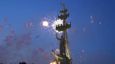 Moskova (Moskva) Nehri setin üzerine Moskova, Rusya 01 Ağustos 2018: Fireworks ve Peter büyük heykel, Moskova, Rusya (gece)--Gürcü Zurab Tsereteli tasarımcı tarafından tasarlanan ve 1997 yılında inşa edilmiştir