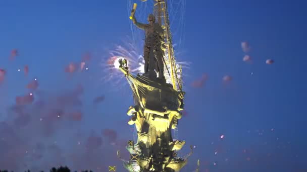 莫斯科 俄罗斯 2018年8月01日 烟花在 Moskow 莫斯科 河堤和彼得大雕像 Moskow 在晚上 它由佐治亚设计师设计祖拉布 — 图库视频影像
