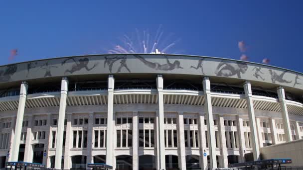 モスクワの大きなスポーツ アリーナ スタジアム の花火を 2018 ロシアのモスクワ ルジニキ オリンピック コンプレックス ロシアの — ストック動画