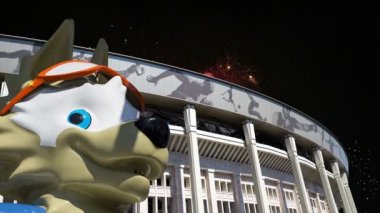 Moskova, Rusya 10 Ağustos 2018: 2018 yılında Rusya--Dünya Kupası resmi maskotu üzerinde havai fişek Zabivaka ve Luzhniki Olimpiyat karmaşık--2018 Dünya Kupası için stadyum kurt. Moskova  