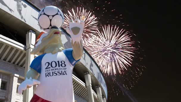 2018 ロシアのモスクワ ロシア 2018 Fifa ワールド カップの公式マスコットの花火をオオカミの Zabivaka とルジニキ オリンピック — ストック動画