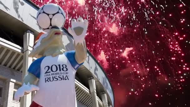 Augusztus 2018 Ban Moszkvában Tűzijáték Alatt Hivatalos Kabalája 2018 Világbajnokságon — Stock videók