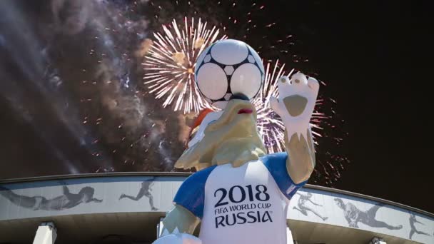2018 ロシアのモスクワ ロシア 2018 Fifa ワールド カップの公式マスコットの花火をオオカミの Zabivaka とルジニキ オリンピック — ストック動画