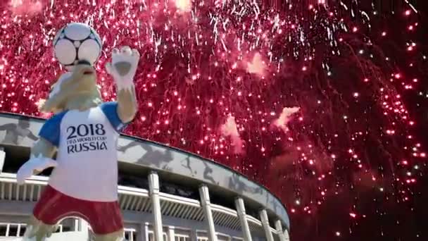 俄罗斯莫斯科 2018年8月10日 2018 世界杯在俄罗斯的官方吉祥物 Zabivaka 和卢日尼基奥林匹克综合体 2018 国际足联世界杯体育场的烟花爆竹 莫斯科 — 图库视频影像