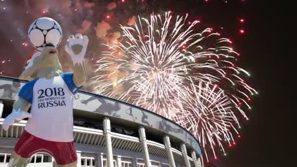 俄罗斯莫斯科 2018年8月10日 2018 世界杯在俄罗斯的官方吉祥物 Zabivaka 和卢日尼基奥林匹克综合体 2018 国际足联世界杯体育场的烟花爆竹 莫斯科 — 图库视频影像