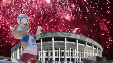 Moskova, Rusya 10 Ağustos 2018: 2018 yılında Rusya--Dünya Kupası resmi maskotu üzerinde havai fişek Zabivaka ve Luzhniki Olimpiyat karmaşık--2018 Dünya Kupası için stadyum kurt. Moskova  