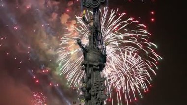Moskova (Moskva) Nehri setin üzerine Moskova, Rusya 01 Ağustos 2018: Fireworks ve Peter büyük heykel, Moskova, Rusya (gece)--Gürcü Zurab Tsereteli tasarımcı tarafından tasarlanan ve 1997 yılında inşa edilmiştir