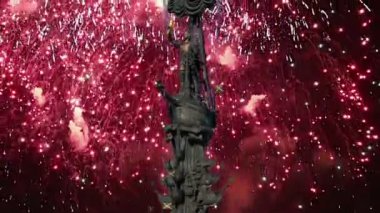 Moskova (Moskva) Nehri setin üzerine Moskova, Rusya 01 Ağustos 2018: Fireworks ve Peter büyük heykel, Moskova, Rusya (gece)--Gürcü Zurab Tsereteli tasarımcı tarafından tasarlanan ve 1997 yılında inşa edilmiştir