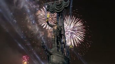 Moskova (Moskva) Nehri setin üzerine Moskova, Rusya 01 Ağustos 2018: Fireworks ve Peter büyük heykel, Moskova, Rusya (gece)--Gürcü Zurab Tsereteli tasarımcı tarafından tasarlanan ve 1997 yılında inşa edilmiştir  