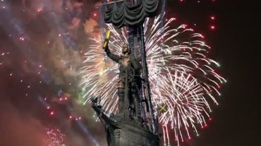 Moskova (Moskva) Nehri setin üzerine Moskova, Rusya 01 Ağustos 2018: Fireworks ve Peter büyük heykel, Moskova, Rusya (gece)--Gürcü Zurab Tsereteli tasarımcı tarafından tasarlanan ve 1997 yılında inşa edilmiştir  