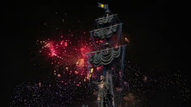 Moskova (Moskva) Nehri setin üzerine Moskova, Rusya 01 Ağustos 2018: Fireworks ve Peter büyük heykel, Moskova, Rusya (gece)--Gürcü Zurab Tsereteli tasarımcı tarafından tasarlanan ve 1997 yılında inşa edilmiştir  