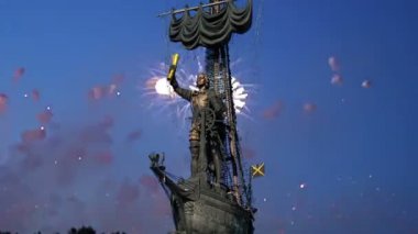 Moskova (Moskva) Nehri setin üzerine Moskova, Rusya 01 Ağustos 2018: Fireworks ve Peter büyük heykel, Moskova, Rusya (gece)--Gürcü Zurab Tsereteli tasarımcı tarafından tasarlanan ve 1997 yılında inşa edilmiştir  