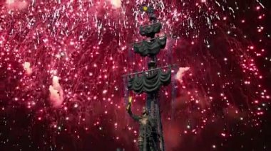 Moskova (Moskva) Nehri setin üzerine Moskova, Rusya 01 Ağustos 2018: Fireworks ve Peter büyük heykel, Moskova, Rusya (gece)--Gürcü Zurab Tsereteli tasarımcı tarafından tasarlanan ve 1997 yılında inşa edilmiştir  