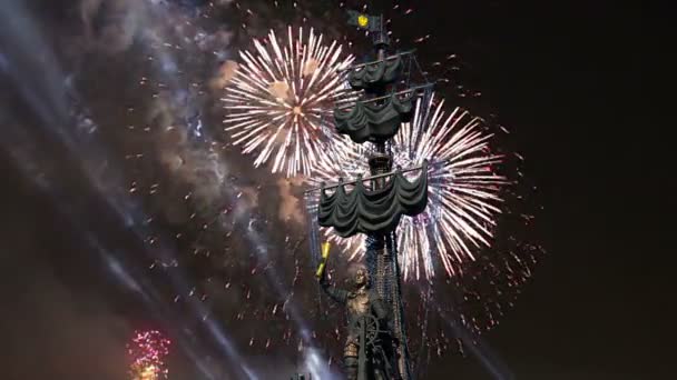 莫斯科 俄罗斯 2018年8月01日 烟花在 Moskow 莫斯科 河堤和彼得大雕像 Moskow 在晚上 它由佐治亚设计师设计祖拉布 — 图库视频影像