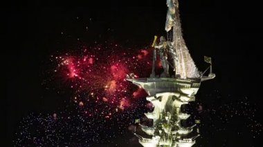 Moskova (Moskva) Nehri setin üzerine Moskova, Rusya 01 Ağustos 2018: Fireworks ve Peter büyük heykel, Moskova, Rusya (gece)--Gürcü Zurab Tsereteli tasarımcı tarafından tasarlanan ve 1997 yılında inşa edilmiştir  