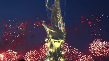 Moskova (Moskva) Nehri setin üzerine Moskova, Rusya 01 Ağustos 2018: Fireworks ve Peter büyük heykel, Moskova, Rusya (gece)--Gürcü Zurab Tsereteli tasarımcı tarafından tasarlanan ve 1997 yılında inşa edilmiştir  