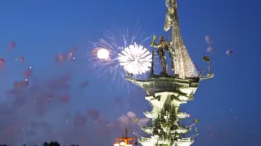 Moskova (Moskva) Nehri setin üzerine Moskova, Rusya 01 Ağustos 2018: Fireworks ve Peter büyük heykel, Moskova, Rusya (gece)--Gürcü Zurab Tsereteli tasarımcı tarafından tasarlanan ve 1997 yılında inşa edilmiştir  