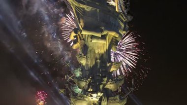 Moskova (Moskva) Nehri setin üzerine Moskova, Rusya 01 Ağustos 2018: Fireworks ve Peter büyük heykel, Moskova, Rusya (gece)--Gürcü Zurab Tsereteli tasarımcı tarafından tasarlanan ve 1997 yılında inşa edilmiştir  