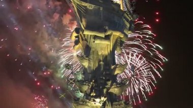 Moskova (Moskva) Nehri setin üzerine Moskova, Rusya 01 Ağustos 2018: Fireworks ve Peter büyük heykel, Moskova, Rusya (gece)--Gürcü Zurab Tsereteli tasarımcı tarafından tasarlanan ve 1997 yılında inşa edilmiştir  