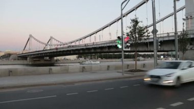 Moskova, Rusya 11 Ağustos 2018: Moskova (Moskva) Nehri ve Krymsky Köprüsü veya Kırım Köprüsü, Rusya (gece)