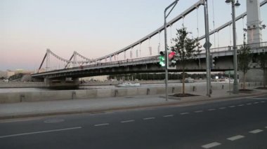 Moskova, Rusya 11 Ağustos 2018: Moskova (Moskva) Nehri ve Krymsky Köprüsü veya Kırım Köprüsü, Rusya (gece)