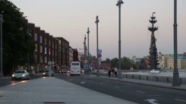 Moskova, Rusya 11 Ağustos 2018: Moskova (Moskva) Nehri Dolgu ve Peter büyük heykel, Moskova, Rusya (gece)--Gürcü Zurab Tsereteli tasarımcı tarafından tasarlanan ve 1997 yılında inşa edilmiştir   