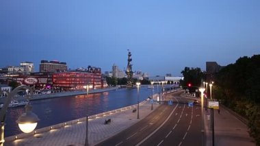 Moskova, Rusya 11 Ağustos 2018: Moskova (Moskva) Nehri Dolgu ve Peter büyük heykel, Moskova, Rusya (gece)--Gürcü Zurab Tsereteli tasarımcı tarafından tasarlanan ve 1997 yılında inşa edilmiştir  