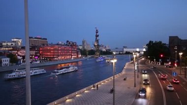 Moskova, Rusya 11 Ağustos 2018: Moskova (Moskva) Nehri Dolgu ve Peter büyük heykel, Moskova, Rusya (gece)--Gürcü Zurab Tsereteli tasarımcı tarafından tasarlanan ve 1997 yılında inşa edilmiştir  