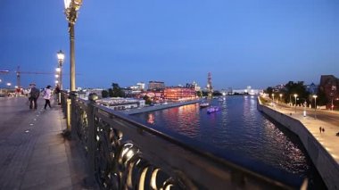 Moskova, Rusya 11 Ağustos 2018: Moskova (Moskva) Nehri Dolgu ve Peter büyük heykel, Moskova, Rusya (gece)--Gürcü Zurab Tsereteli tasarımcı tarafından tasarlanan ve 1997 yılında inşa edilmiştir  