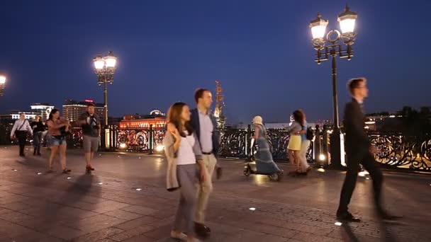 Patriarshy Міст Сталеві Пішохідної Мостом Предметному Москви Ріки Поблизу Собору — стокове відео